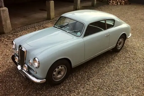 Front three-quarter view of the classic Jetstream Starlight '59.
